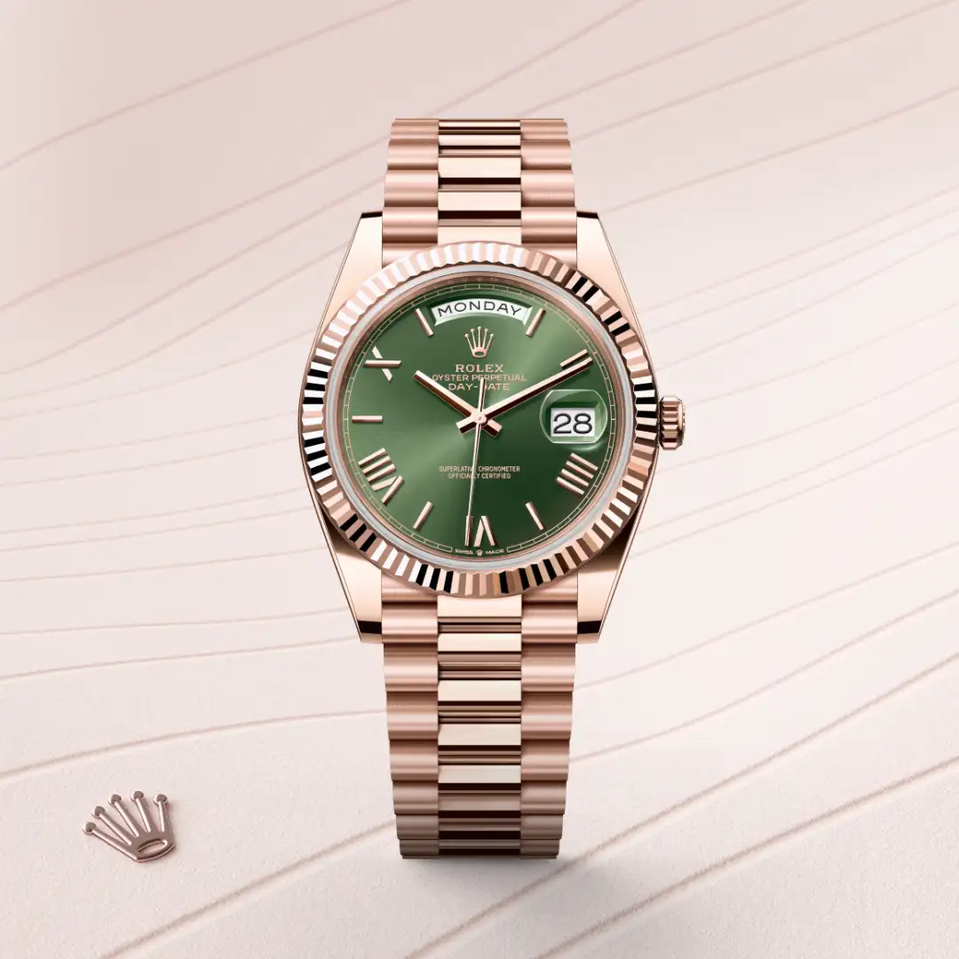 Rolex Day-Date 40 in 18 ct Everose gold with a Olive green dial, Fluted bezel, President, semi-circular three-piece links bracelet.